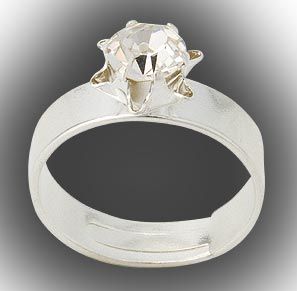 Anel ajustável folheado a prata com uma pedra de strass